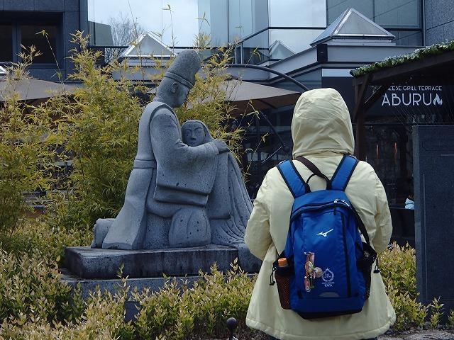 3岡崎公園の源氏物語像